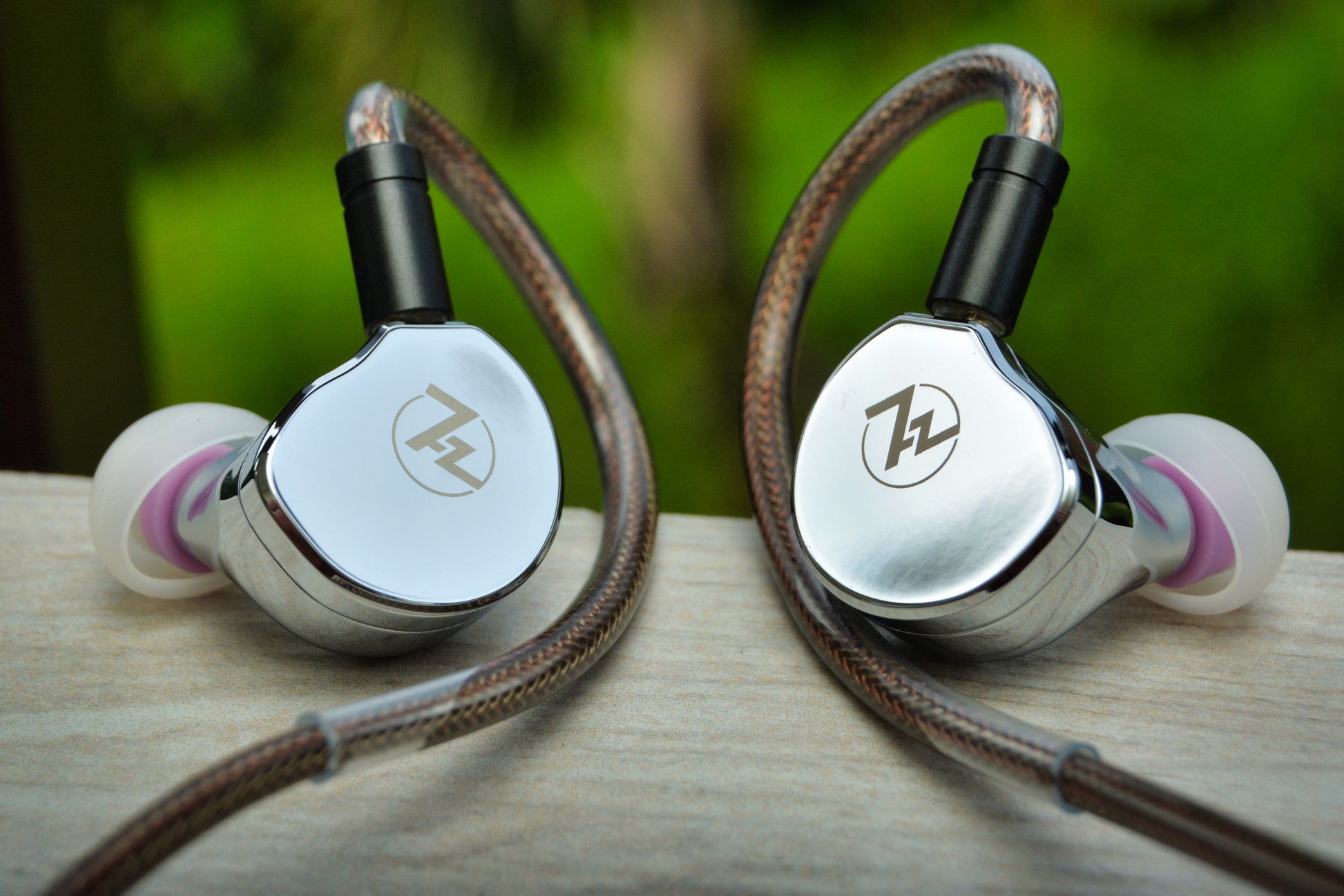 Auriculares in-ear 7Hz x Crinacle Divine, monitores magnéticos planares de 14.5 mm con diseño compacto y elegante.
