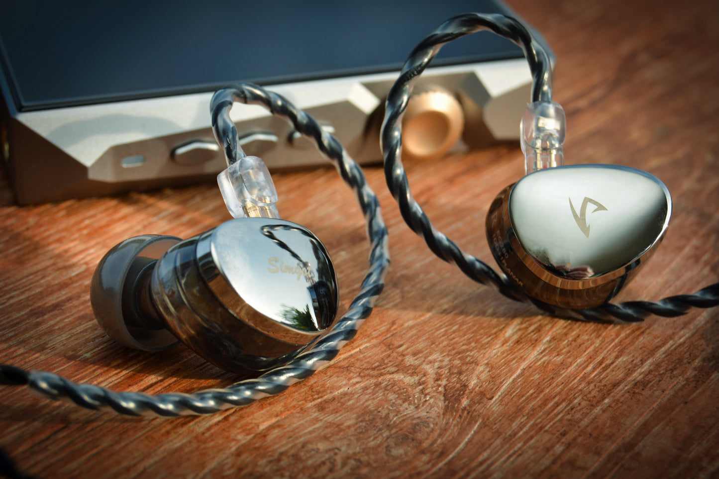 Audífonos IEM híbridos SIMGOT EG280 con drivers DD y planar, conexión USB-C, ideales para gaming y audio de alta calidad.