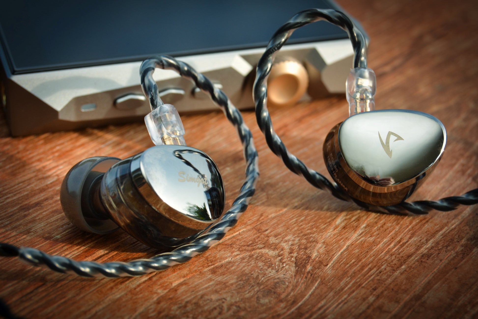 Audífonos IEM híbridos SIMGOT EG280 con drivers DD y planar, conexión USB-C, ideales para gaming y audio de alta calidad.