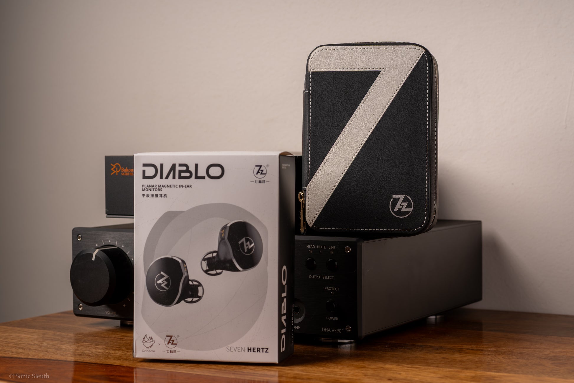 Auriculares IEM monocromáticos 7Hz x Crinacle Diablo con drivers planárficos magnéticos de 14.5 mm y refuerzo de bajos.