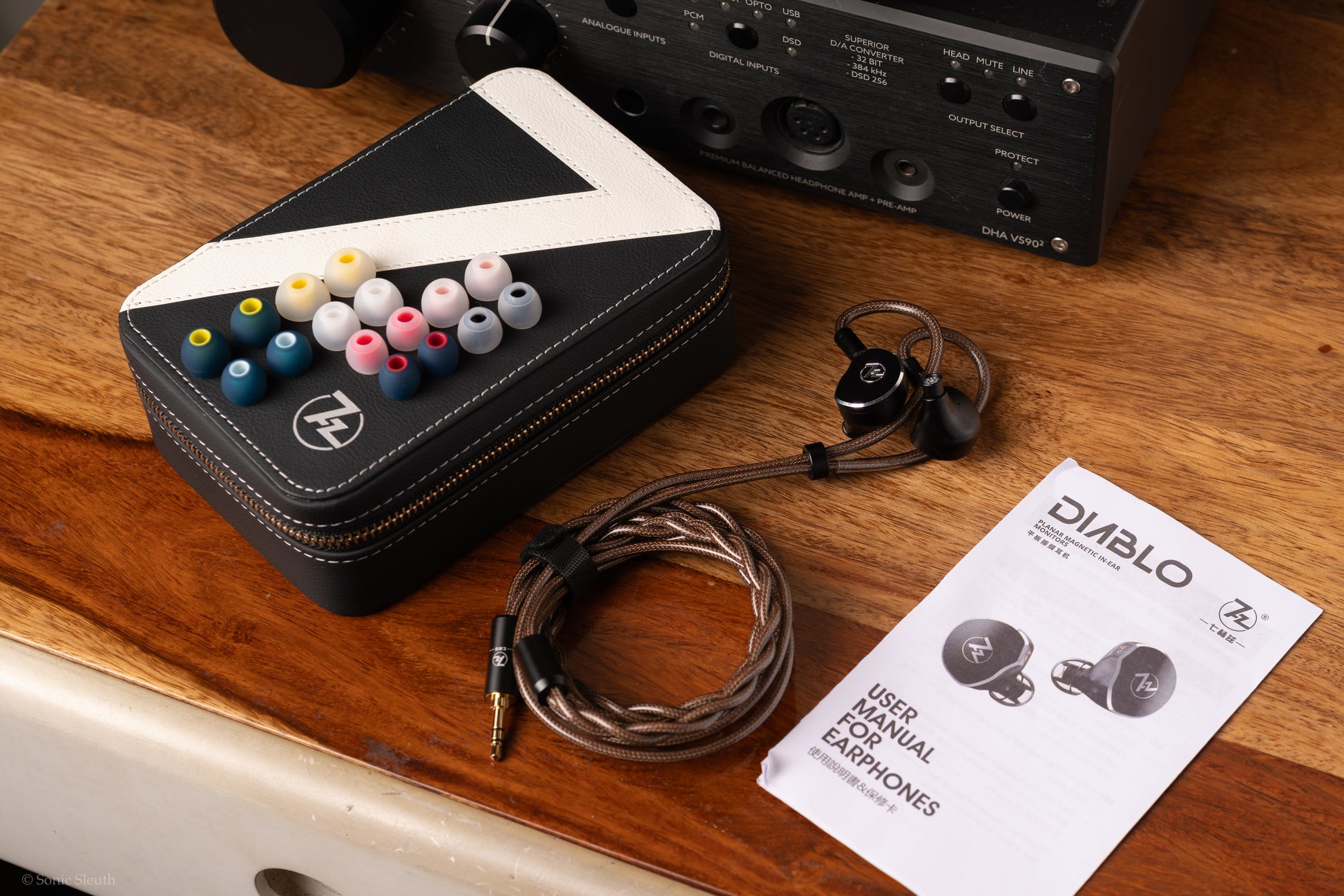 Auriculares in-ear 7Hz x Crinacle Diablo con driver planar magnético de 14.5mm y refuerzo de graves, diseño elegante.