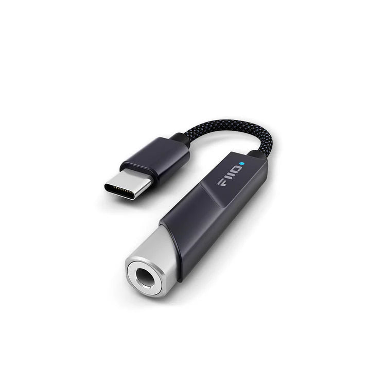 Convertidor digital a analógico FiiO KA11 en color negro con salida de 3.5mm y alta potencia, para mejor audio portátil.