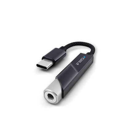 Convertidor digital a analógico FiiO KA11 en color negro con salida de 3.5mm y alta potencia, para mejor audio portátil.