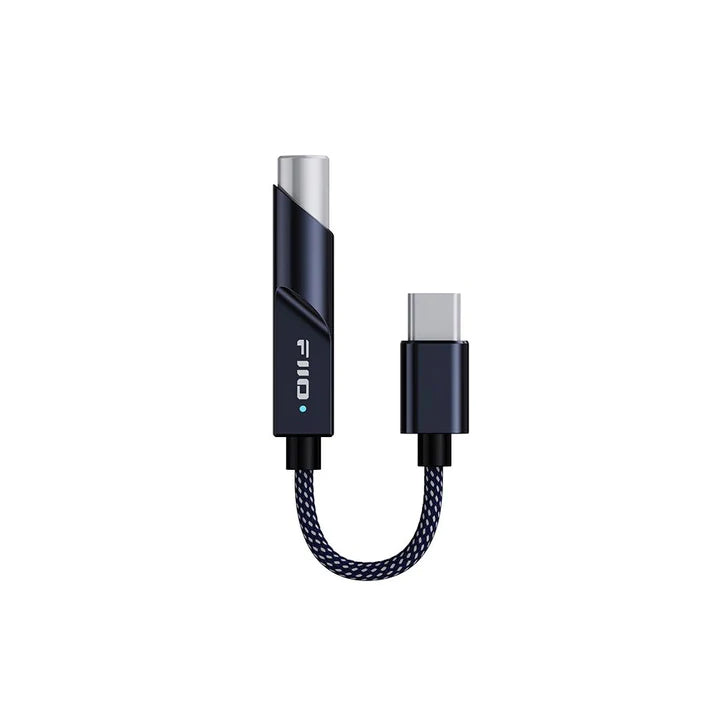 Convertidor digital a analógico FiiO KA11 en color negro con salida de 3.5 mm y diseño compacto para audio de alta calidad.