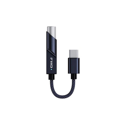 Convertidor digital a analógico FiiO KA11 en color negro con salida de 3.5 mm y diseño compacto para audio de alta calidad.