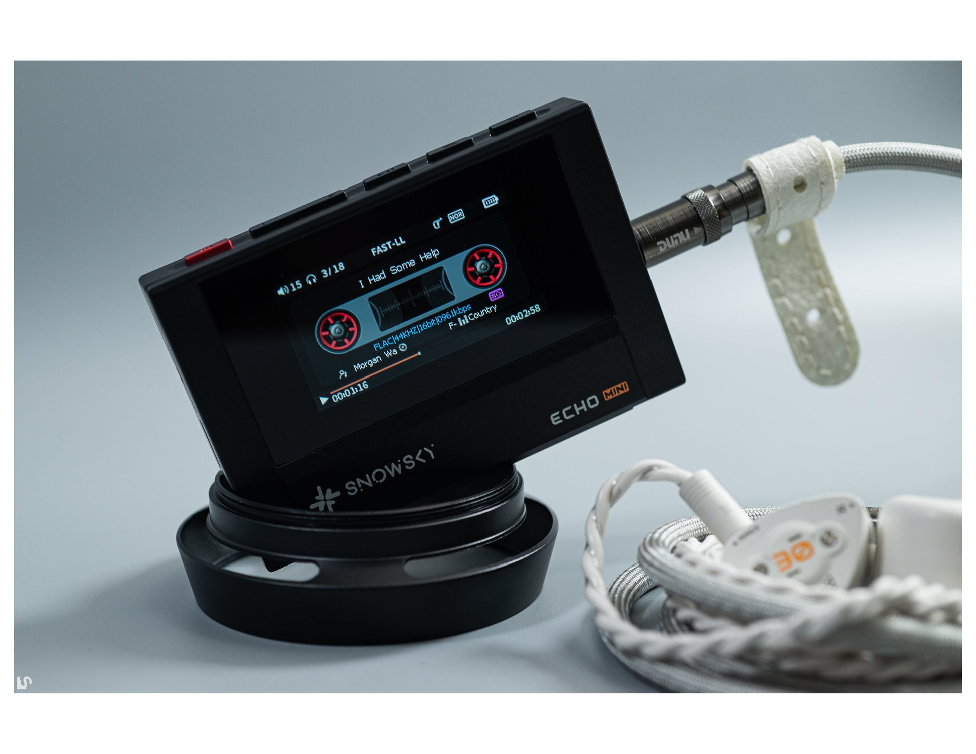 Reproductor de audio digital FiiO SNOWSKY Echo Mini con salida balanceada 4.4mm, reproducción Hi-Res y diseño compacto.