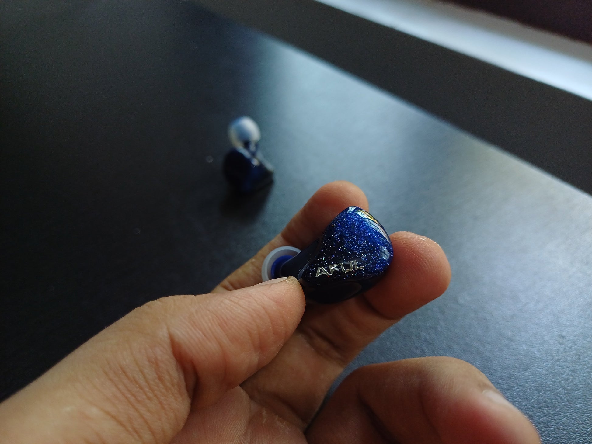 Auriculares in-ear AFUL Explorer IEM híbrido con drivers 1DD y 2BA, diseño compacto y de alta resolución para audio HiFi.