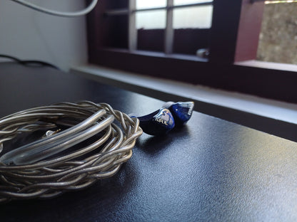 Auriculares in-ear AFUL Explorer IEM híbrido con 1 driver dinámico y 2 de armadura balanceada, diseño compacto y de alta resolución.