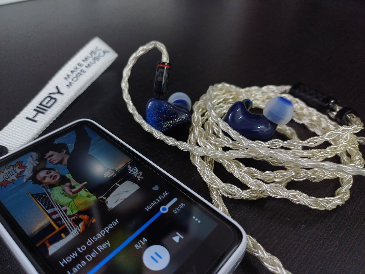 Reproductor de audio digital HiBy R1 Hi-Fi portátil con pantalla y controles, diseñado para reproducción de música de alta calidad.