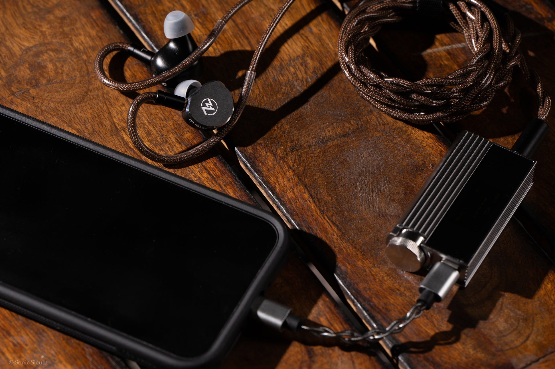 Auriculares in-ear 7Hz x Crinacle Diablo con diafragma planar magnético de 14.5mm y refuerzo de bajos, diseño compacto y elegante.