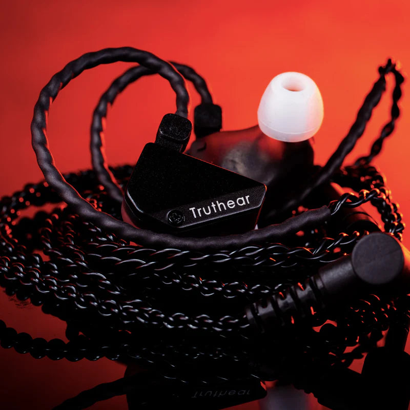 Auriculares in-ear TRUTHEAR HEXA IEM híbrido 1DD+3BA con diseño compacto y acabado en negro, visión frontal del modelo.