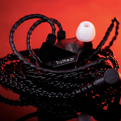 Auriculares in-ear TRUTHEAR HEXA IEM híbrido 1DD+3BA con diseño compacto y acabado en negro, visión frontal del modelo.