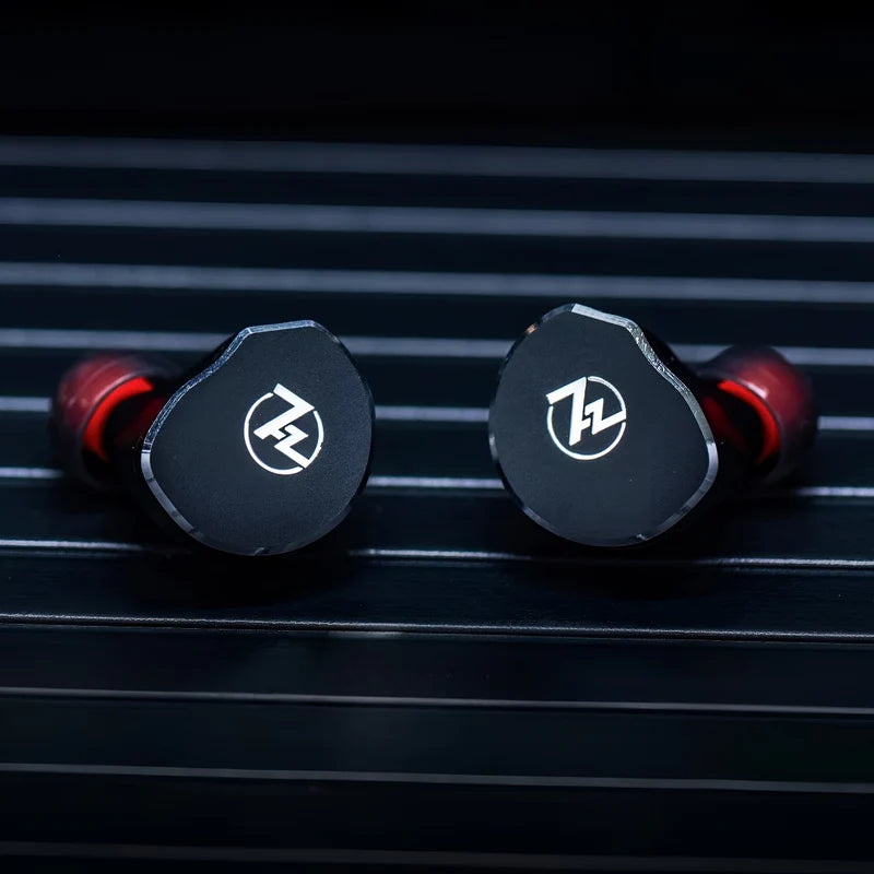 Auriculares IEM in-ear 7Hz x Crinacle Diablo con driver planar magnético de 14.5mm y refuerzo de graves, en estuche negro.