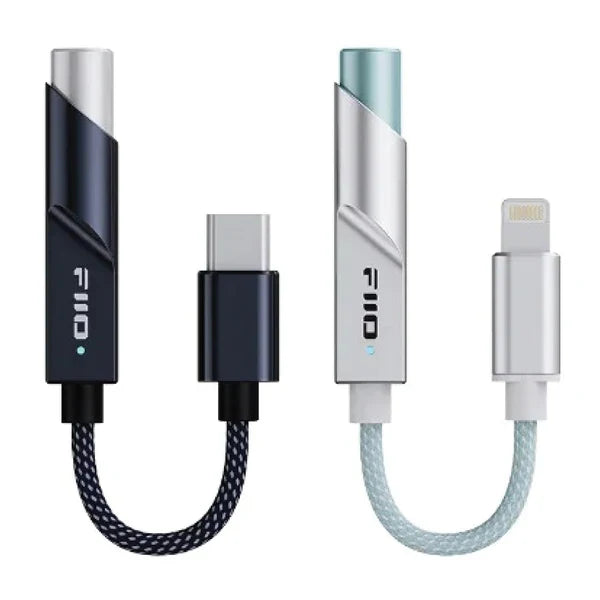Convertidor digital a analógico FiiO KA11 con salida de 3.5 mm y alta potencia para audífonos, en color plateado.
