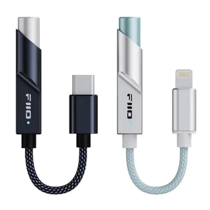 Convertidor digital a analógico FiiO KA11 con salida de 3.5 mm y alta potencia para audífonos, en color plateado.