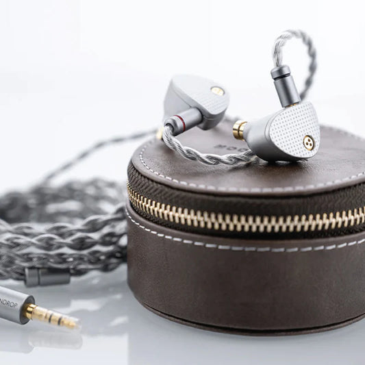Auriculares IEM MOONDROP Aria 2 con diafragma TiN y filtros reemplazables, en color negro con cable y accesorios visibles.