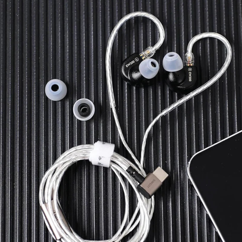 Auriculares IEM híbridos SIMGOT EW300 DSP con drivers 1DD, 1 planar y 1 PZT, y DAC integrado, vista lateral.