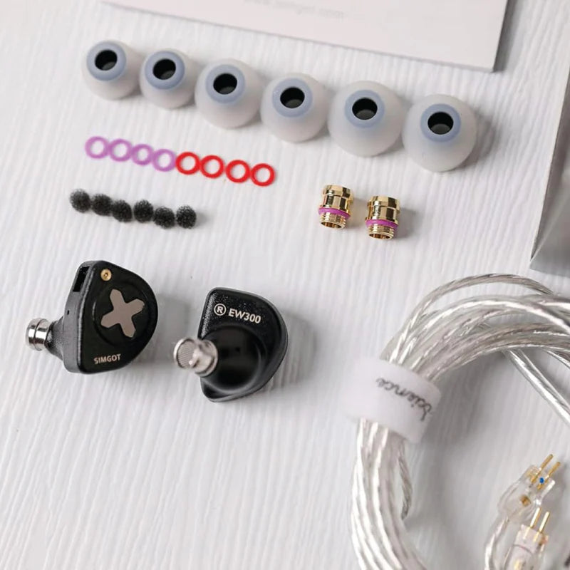 Audífonos IEM híbridos SIMGOT EW300 DSP con driver 1DD, 1 planar y 1 PZT, y DAC integrado en un diseño elegante.