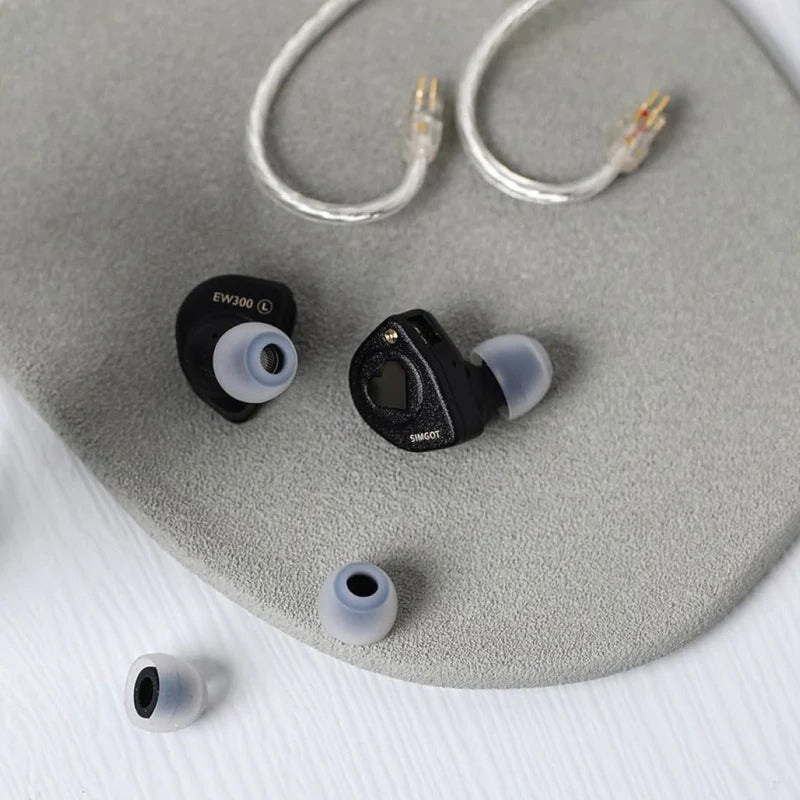 Auriculares IEM SIMGOT EW300 DSP con drivers híbridos 1DD, 1 planar y 1 PZT, con DAC integrado, en un diseño elegante