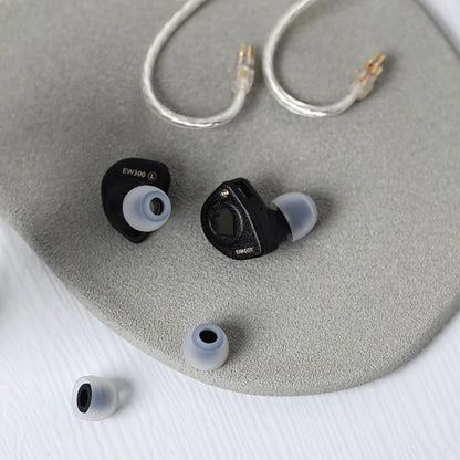 Auriculares IEM SIMGOT EW300 DSP con drivers híbridos 1DD, 1 planar y 1 PZT, con DAC integrado, en un diseño elegante