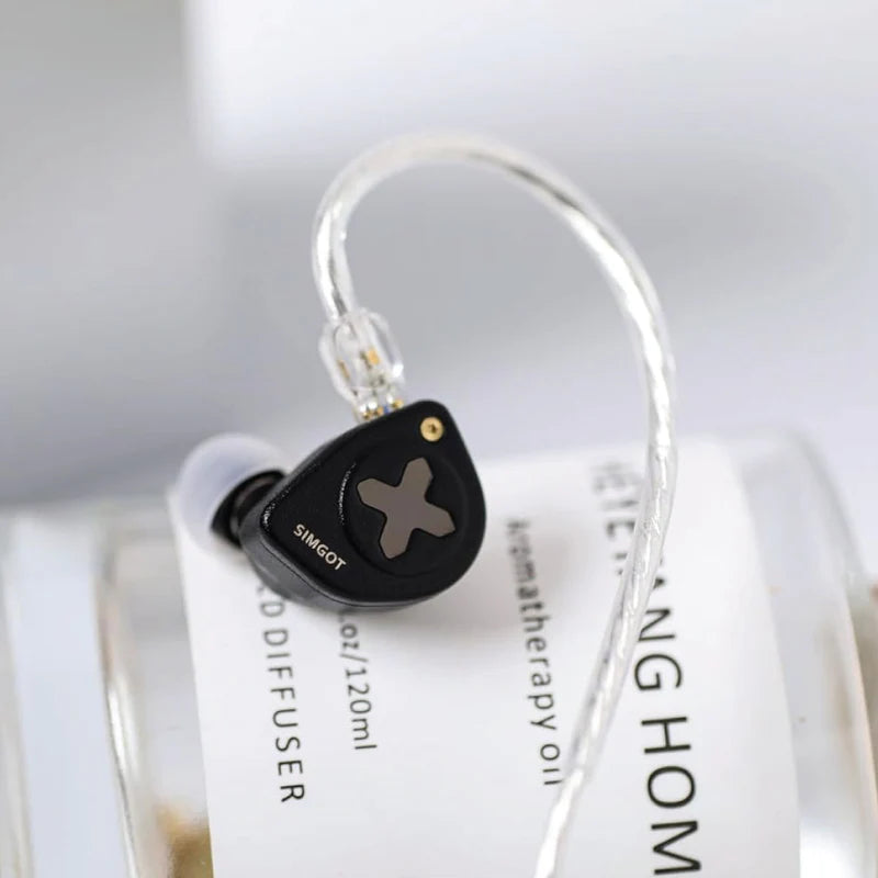 Auriculares IEM SIMGOT EW300 DSP con drivers híbridos 1DD, 1 planar y 1 PZT, y DAC integrado, en un diseño elegante.