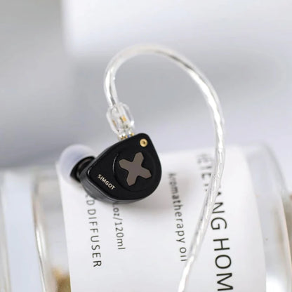 Auriculares IEM SIMGOT EW300 DSP con drivers híbridos 1DD, 1 planar y 1 PZT, y DAC integrado, en un diseño elegante.