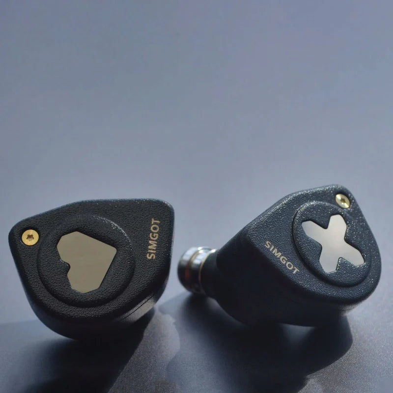 Auriculares IEM híbridos SIMGOT EW300 DSP con controlador 1DD, plano y PZT, y DAC integrado, en un fondo neutro.