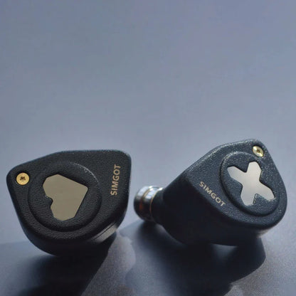 Auriculares IEM híbridos SIMGOT EW300 DSP con controlador 1DD, plano y PZT, y DAC integrado, en un fondo neutro.