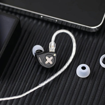 Auriculares IEM híbridos SIMGOT EW300 DSP con driver 1DD, 1 planar y 1 PZT, con DAC integrado, en un diseño elegante.