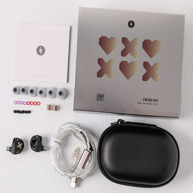 Auriculares IEM híbridos SIMGOT EW300 DSP con driver 1DD, 1 planar y 1 PZT, con DAC integrado y diseño en oído.