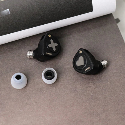 Auriculares IEM híbridos SIMGOT EW300 DSP con driver 1DD, 1 planar y 1 PZT, y DAC integrado, en estilo en-ear.