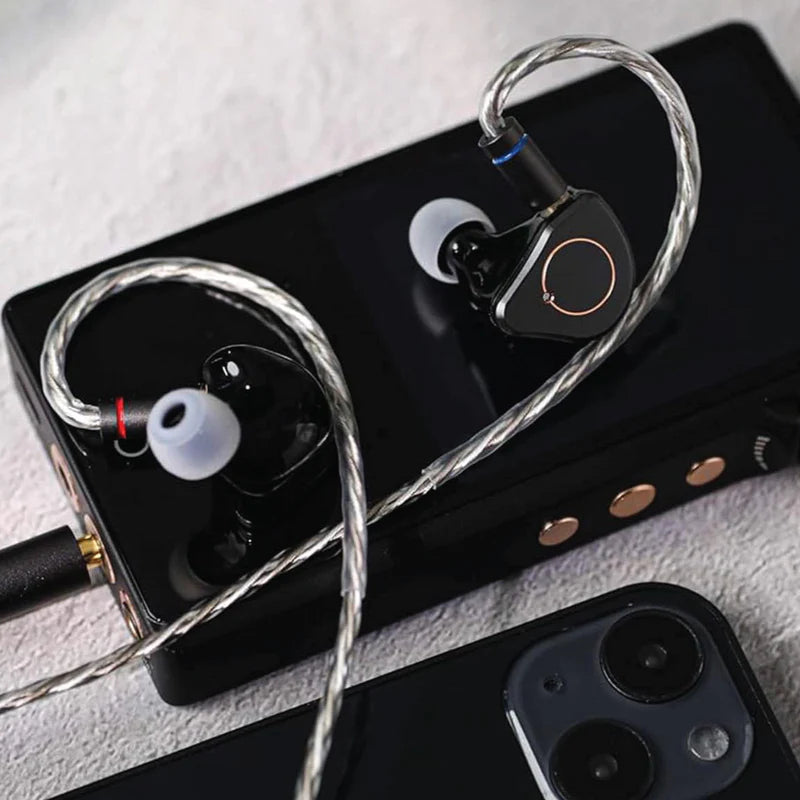 Auriculares in-ear SIMGOT SuperMix 4 con controladores quadbrid DD, BA, planar y PZT, en un fondo neutro.