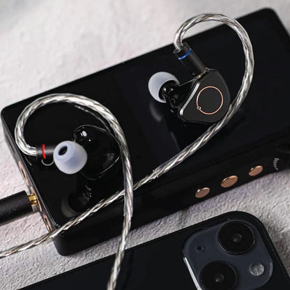 Auriculares in-ear SIMGOT SuperMix 4 con controladores quadbrid DD, BA, planar y PZT, en un fondo neutro.