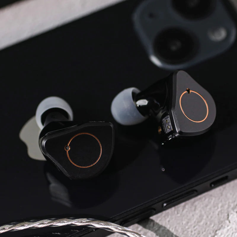 Audífonos in-ear SIMGOT SuperMix 4 con controladores quadbrid DD, BA, planar y PZT, en una imagen de vista de perfil.