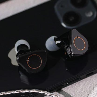 Audífonos in-ear SIMGOT SuperMix 4 con controladores quadbrid DD, BA, planar y PZT, en una imagen de vista de perfil.
