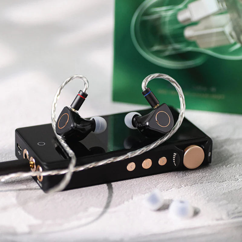 Auriculares IEM SIMGOT SuperMix 4 con controladores quadbrid DD, BA, planar y PZT en diseño in-ear.