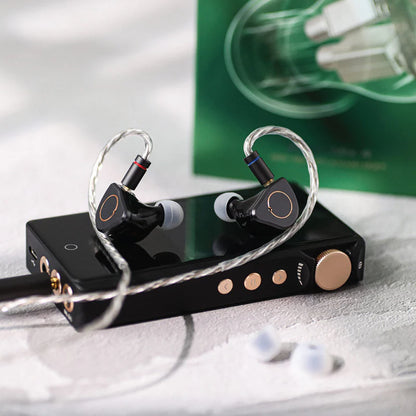 Auriculares IEM SIMGOT SuperMix 4 con controladores quadbrid DD, BA, planar y PZT en diseño in-ear.