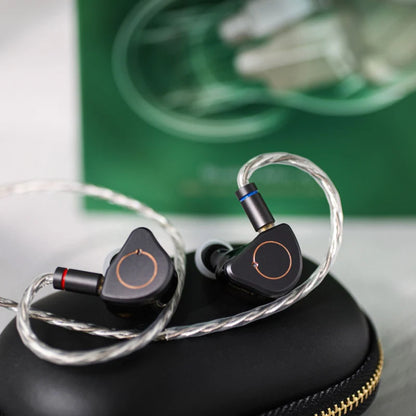 Auriculares IEM in-ear SIMGOT SuperMix 4 con drivers DD, BA, planar y PZT, en un diseño compacto y moderno.