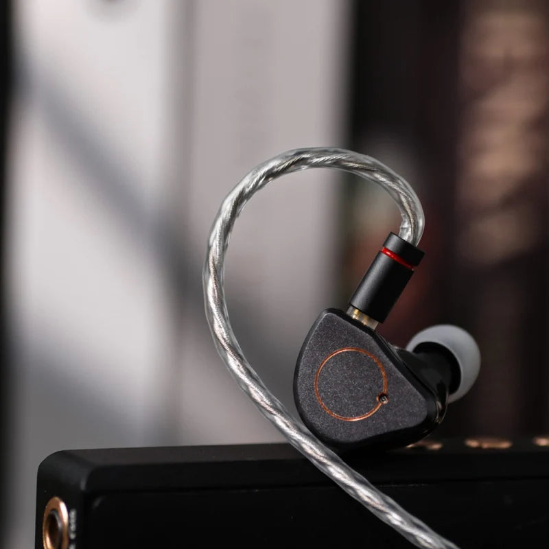 Auriculares in-ear SIMGOT SuperMix 4 con drivers quadbrid DD, BA, planar y PZT, mostrados en imagen.
