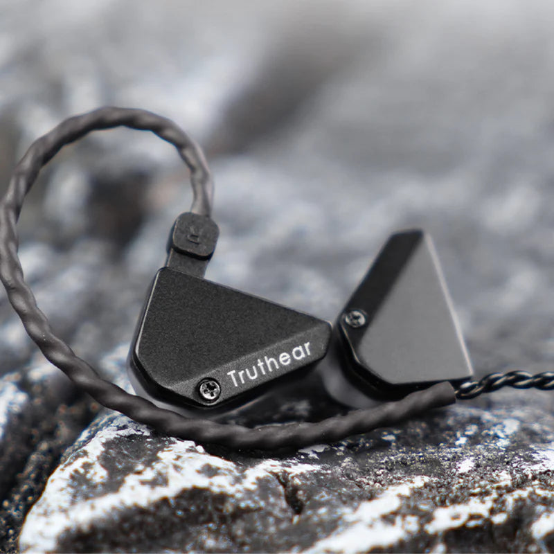 Auriculares in-ear TRUTHEAR HEXA IEM híbrido 1DD+3BA con diseño neutro y alta coherencia sonora.