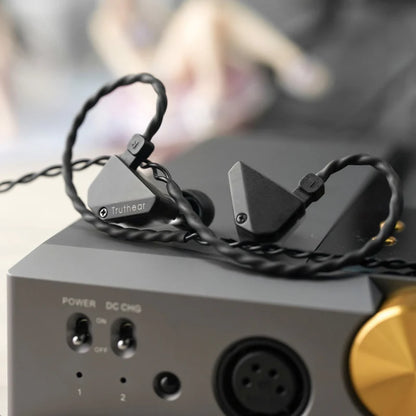 Audífonos in-ear TRUTHEAR HEXA IEM híbrido con drivers 1DD y 3BA, en color negro, con diseño ergonómico y cable desmontable.