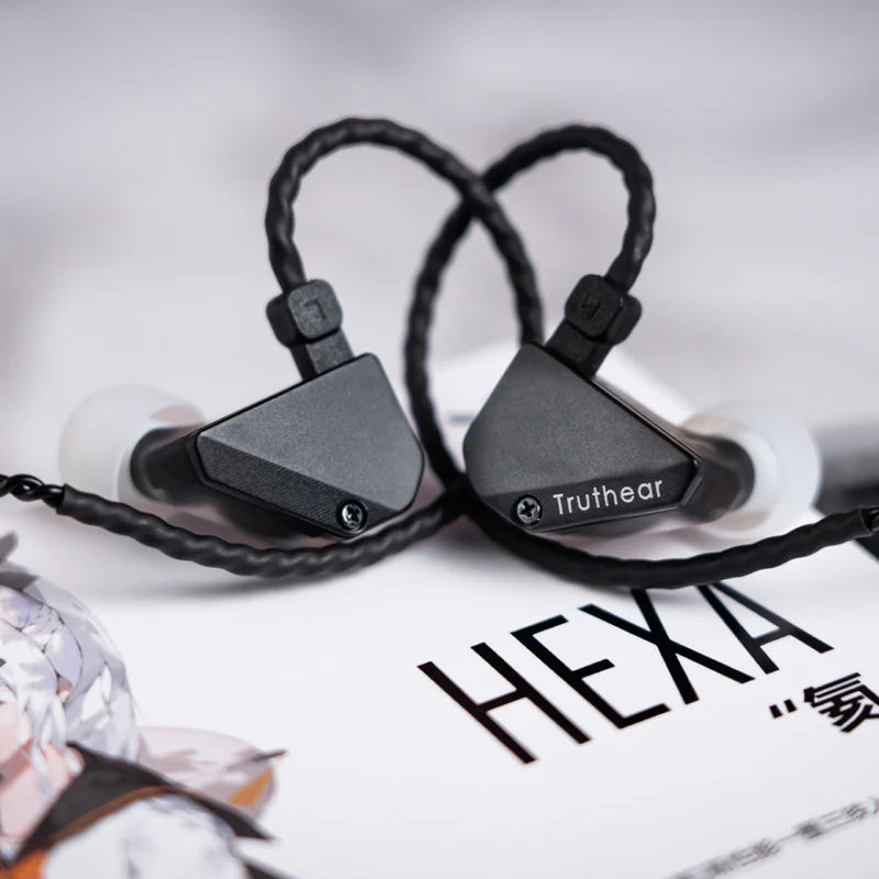 Auriculares in-ear TRUTHEAR HEXA IEM híbridos con drivers 1DD y 3BA, diseño neutro y alta coherencia de sonido.
