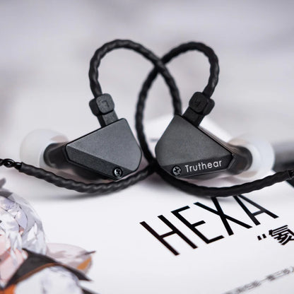 Auriculares in-ear TRUTHEAR HEXA IEM híbridos con drivers 1DD y 3BA, diseño neutro y alta coherencia de sonido.