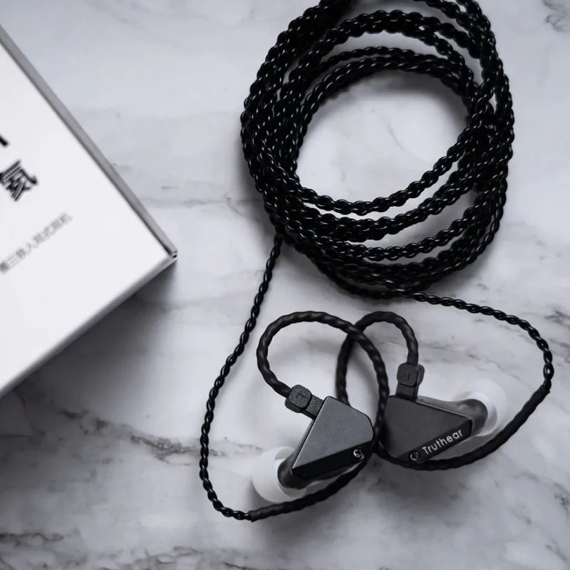 Audífonos IEM TRUTHEAR HEXA con 1 driver DD y 3 BA, tuning neutro, en auriculares in-ear de alta coherencia y calidad de sonido.