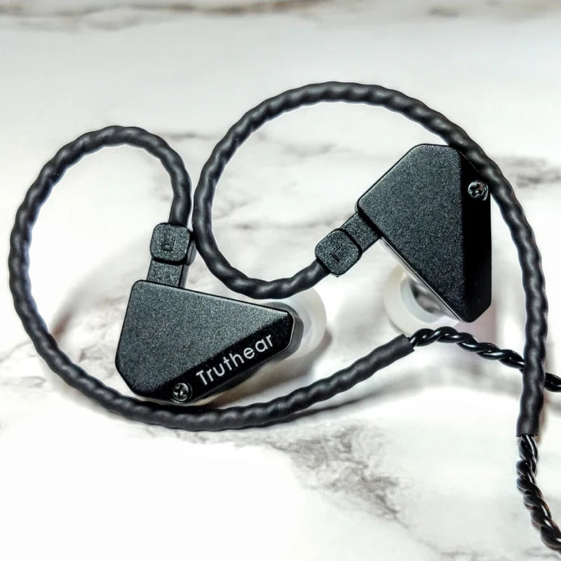 Audífonos in-ear TRUTHEAR HEXA IEM híbrido con 1 driver dinámico y 3 balanced armature, en acabado negro.