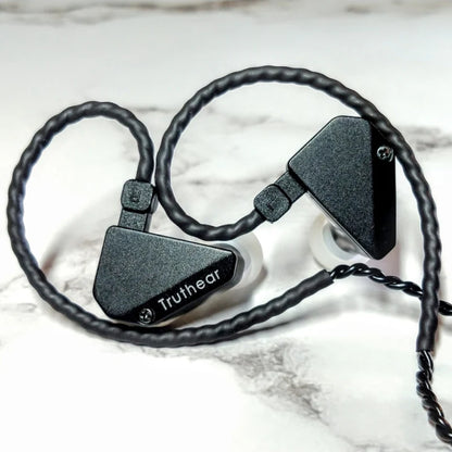 Audífonos in-ear TRUTHEAR HEXA IEM híbrido con 1 driver dinámico y 3 balanced armature, en acabado negro.