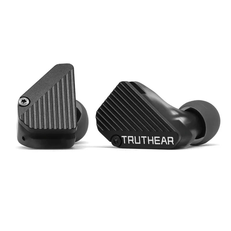 Auriculares in-ear TRUTHEAR PURE IEM híbrido con drivers 1DD y 3BA, diseño elegante y detalles visibles en la imagen.