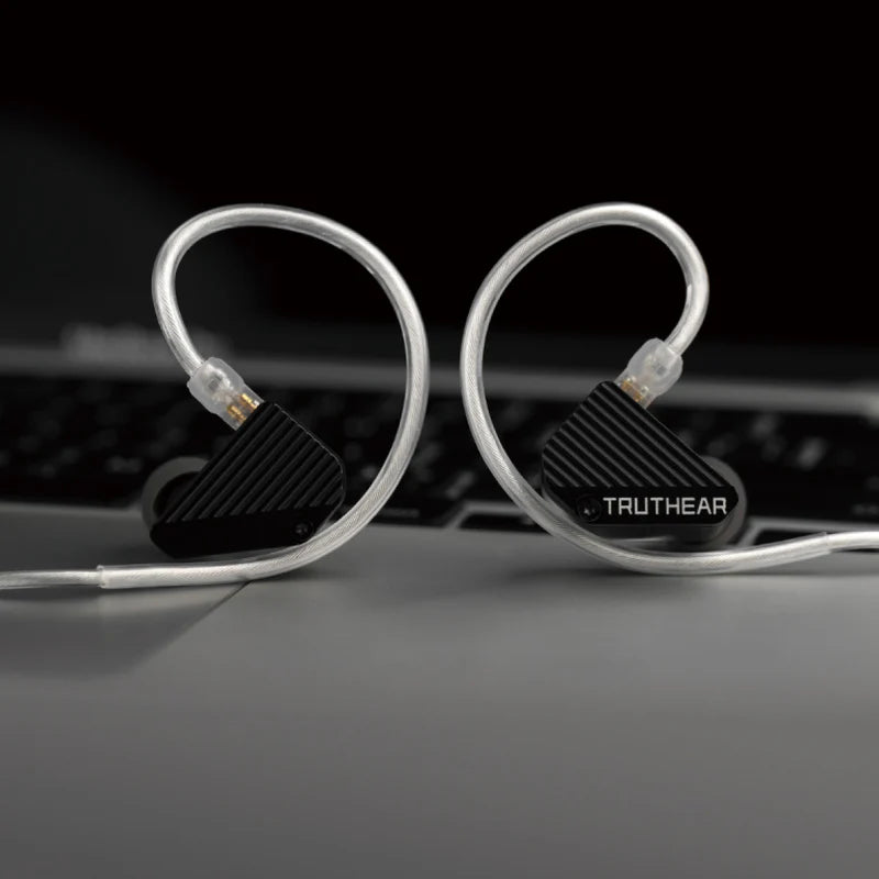Auriculares in-ear TRUTHEAR PURE IEM híbrido con 1 driver dinámico y 3 armaduras balanced para graves profundos, en color negro.