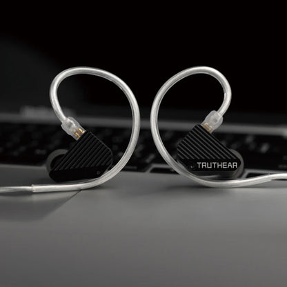 Auriculares in-ear TRUTHEAR PURE IEM híbrido con 1 driver dinámico y 3 armaduras balanced para graves profundos, en color negro.