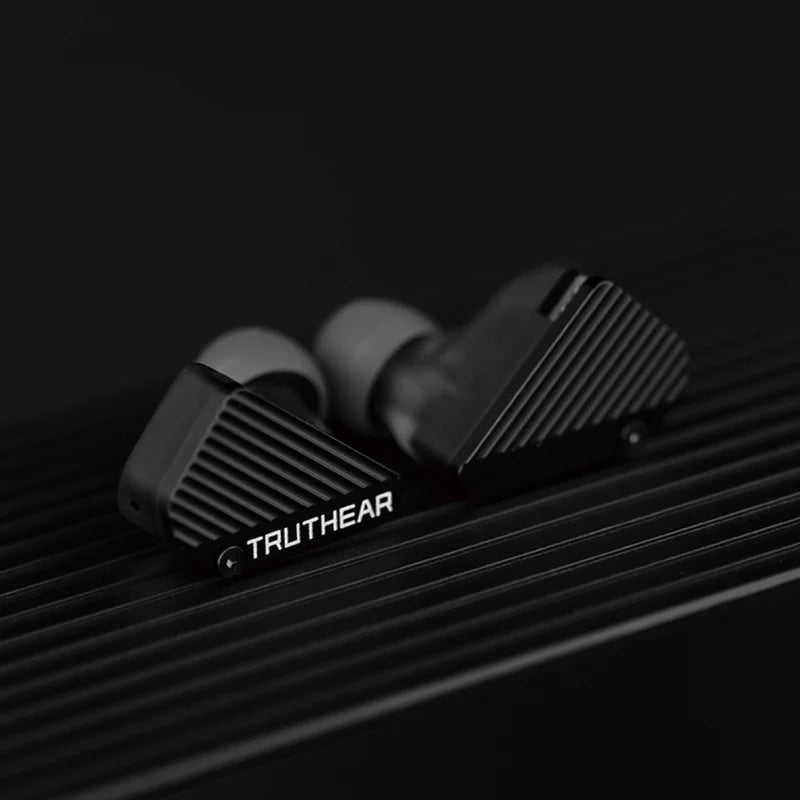 Audífonos in-ear TRUTHEAR PURE IEM híbridos con 1 driver DD y 3 BA, ideales para graves profundos y una experiencia sonora premium.